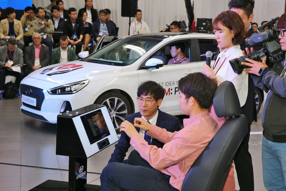 ▲ 수어번역 시스템을 구현하고 있는 심포니팀의 모습.ⓒ현대자동차