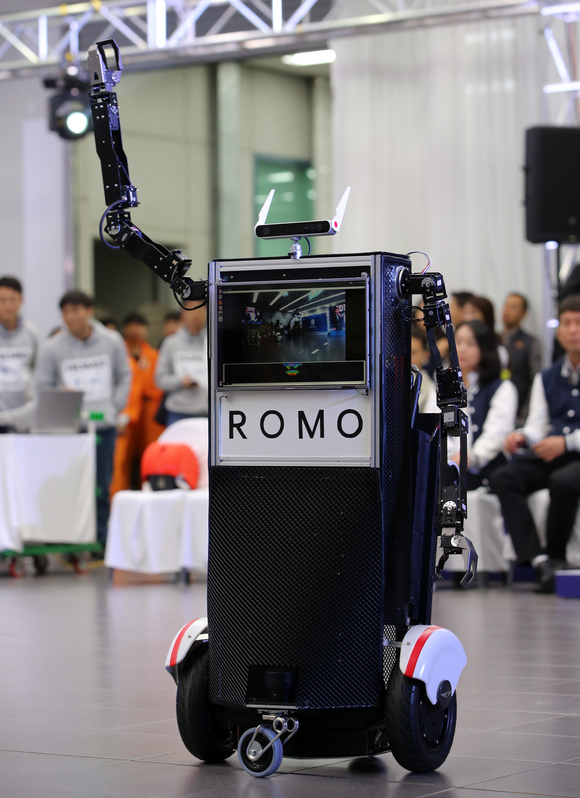 ▲ 생활보조 로봇과 이동수단을 융합한 미래 모빌리티 '로모'.ⓒ현대자동차