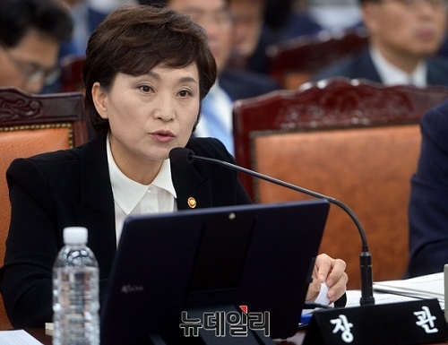 ▲ 국토부 국감 증인으로 출석한 김현미 장관이 국회 국토위원들의 질문에 답하고 있다. ⓒ 뉴데일리