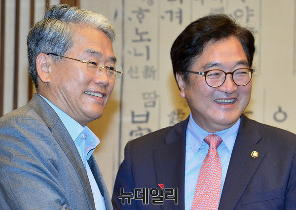 ▲ 더불어민주당 우원식 원내대표가 국민의당 김동철 원내대표에게 비공식적 제안을 전제로 내각추천권을 포함한 연정을 제안했던 것으로 알려져 파장이 일고 있다. 사진은 지난 7월 국회의장접견실에서 만나 환하게 웃고 있는 우원식 원내대표와 김동철 원내대표의 모습. ⓒ뉴데일리 공준표 기자