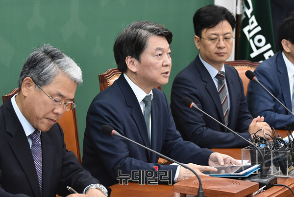 ▲ 국민의당 안철수 대표와 장진영 최고위원 등은 13일 국회에서 열린 최고위원·중진의원연석회의에서 민주당의 비공식적 연정 제안을 떠보기, 말장난이라고 강도높게 비판했다. ⓒ뉴데일리 이종현 기자