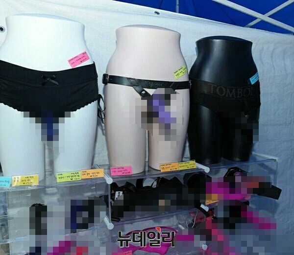 ▲ 7월 15일 서울광장 퀴어축제에서 성인 용품들이 번듯하게 판매되고 있고 있다. ⓒ뉴데일리