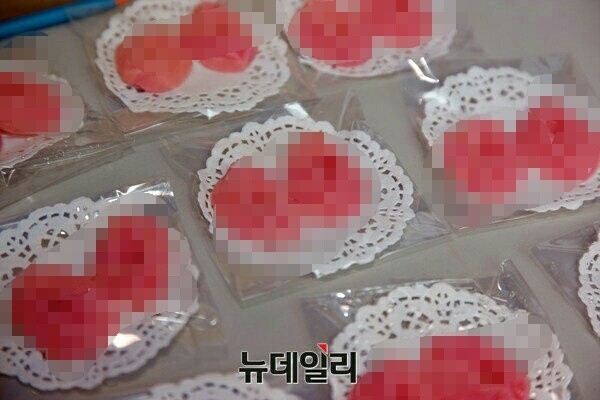 ▲ 7월 15일 서울광장 퀴어축제에서 성기 모양의 제품들이 판매되고 있고 있다. ⓒ뉴데일리