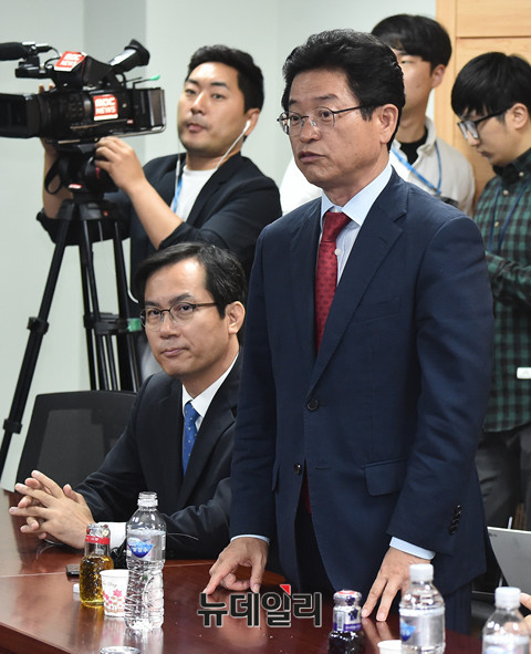 ▲ 지난 11일 자유한국당과 바른정당 3선 중진의원들이 보수통합을 위해 결성한 모임에 참석한 한국당 이철우 최고위원. ⓒ뉴데일리 이종현 기자