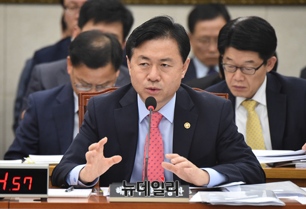 ▲ 13일 오후 국회 농림축산식품해양수산위원회에서 열린 해양수산부 등에 대한 국정감사에 참석한 김영춘 해양수산부 장관. ⓒ뉴데일리 이종현 기자