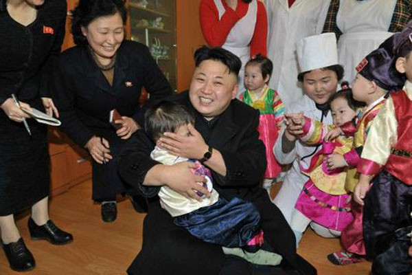 ▲ 2014년 초 한 육아원(고아원)을 찾은 김정은. 그런데 당시 사진 속 방문자들이 아이들이 지내는 방에 신발을 신고 그대로 들어오는 모습들이 드러나 '쇼'라는 지적과 비난이 일었다. ⓒ北선전매체 화면캡쳐.