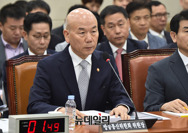 13일 국회 과방위의 방통위 국정감사에 참석한 이효성 방통위원장.ⓒ뉴데일리 이종현 기자.