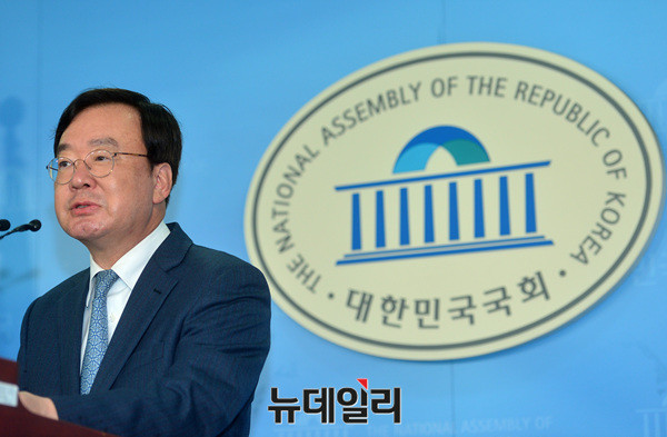 자유한국당 강효상 대변인이 13일 오후 국회 정론관에서 법원의 박근혜 전 대통령 구속 기간 연장 결정에 관한 논평을 하고 있다. ⓒ뉴데일리 공준표 기자