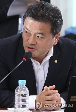 ▲ 지난 6월 김현미 국토교통부 장관 후보자 인사청문회에서 질의하고 있는 임종성 더불어민주당 의원. ⓒ연합뉴스