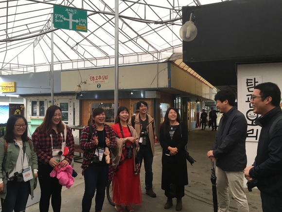 ▲ 소진공 이혁주 홍보팀장(맨 오른쪽)이 전주남부시장 청년몰에서  중국 파워미디어 취재투어단에게 글로벌명품시장 사업을 설명하고 있다. ⓒ소진공