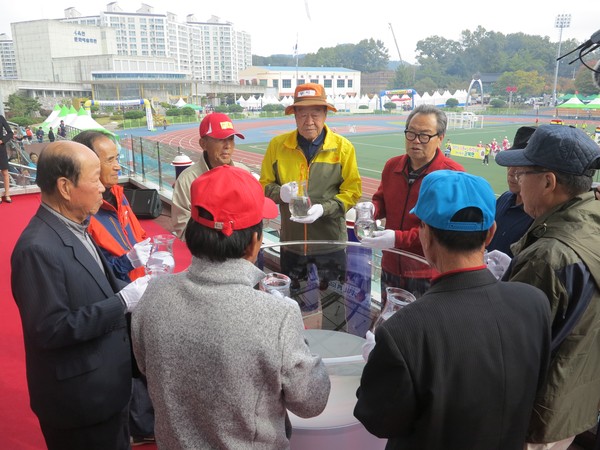 ▲ 옥천군 각 읍면노인회장들이 옥천공설운동장에서 합수식을 갖고 있다. ⓒ옥천군