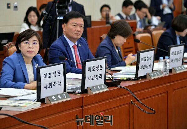 13일 국회 과방위의 방통위 국감이 진행된 가운데 자유한국당 의원들이 이효성 방통위원장을 향해 사퇴를 촉구하고 있다. ⓒ뉴데일리