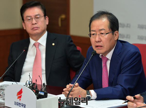 ▲ 16일 오전 서울 여의도 당사에서 열린 자유한국당 최고위원회의에 참석한 정우택 원내대표(왼쪽)와 홍준표 당대표. ⓒ뉴데일리 공준표 기자