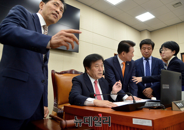 ▲ 이진복 국회 정무위원장과 각 당 간사들이 회의를 하고 있다 ⓒ 뉴데일리 공준표