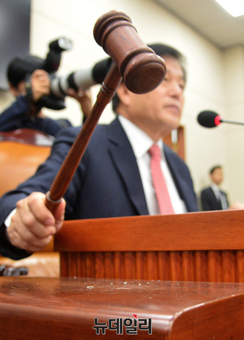 ▲ 이진복 국회 정무위원장이 정회를 선언하고 있다 ⓒ 뉴데일리 공준표