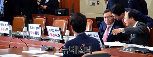 ▲ 이진복 국회 정무위원장이 정회를 선언하고 있다 ⓒ 뉴데일리 공준표