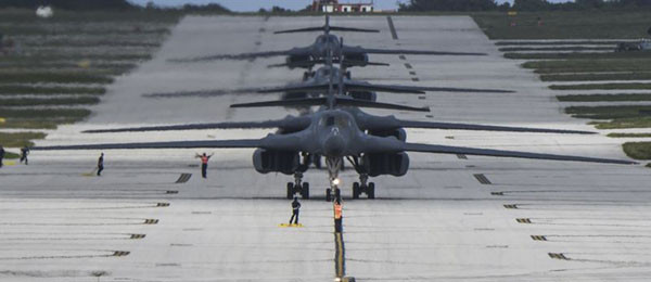 ▲ 美매니퀴악大의 최근 여론조사 결과에 따르면, 美공화당 지지자 가운데 과반수 가까이가 대북선제공격을 지지한다고 답했다고 한다. 사진은 미국의 대북선제공격 수단으로 꼽히는 B-1B 랜서 폭격기 편대의 이륙 준비 장면. ⓒ美국방부 공개사진.