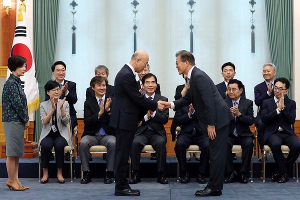 지난 8월 8일 문재인 대통령이 이효성 신임 방송통신위원장에게 임명장을 수여하고 있다.ⓒ청와대 제공.