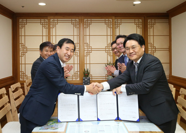 ▲ 충주시가 16일 (주)리더스AP와 ‘쥬라기킹덤 테마파크’ 조성을 위한 계약을 체결했다.ⓒ충주시