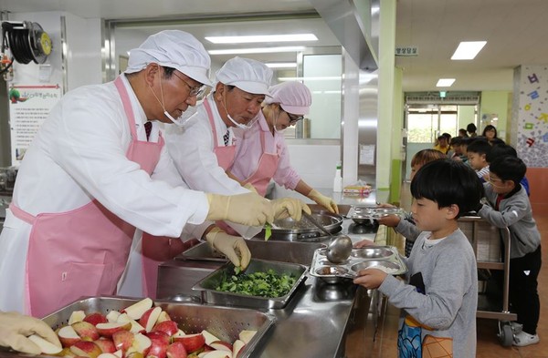 ▲ 이승훈 충북 청주시장과 류재황 청주교육지원청 교육장이 16일 가경초등학교를 방문해 학생들에게 배식을 하고 있다.ⓒ청주시