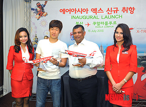 ▲ 2013년 7월 부산 해운대 파라다이스호텔에서 열린 에어아시아 엑스 부산-쿠알라룸푸르 노선 취항 기자회견에 참석한 박지성(왼쪽 두번째) 선수와 토니 페르난데스(왼쪽 세번째) 에어아시아그룹 CEO.  ⓒ 뉴시스