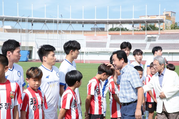 ▲ 김현주 청주씨티FC 이사장이 청주종합운동장에서 열린 축구경기에서 선수들과 청남초등학교 축구선선수들을 격려하고 있다.ⓒ청주씨티FC