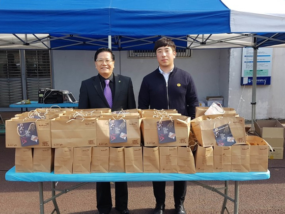 ▲ 교촌치킨이 제 15회 경상북도 장애인 복지관협회장기 지적장애인 축구대회에 교촌 살살치킨을 후원했다. (사진 왼쪽부터) 경산시 장애인 종합복지관 장재섭 관장, 교촌치킨 대구동부지사 최명기 주임. ⓒ교촌치킨