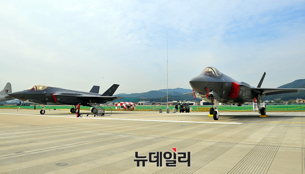 ▲ 국제 항공 우주 및 방위산업 전시회(ADEX2017)에서 야외 전시중인 미군 F-35A 스텔스 전투기(좌)와 F-22 랩터 전투기(우) ⓒ뉴데일리 오세진 기자