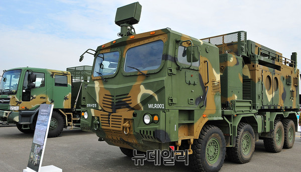 ▲ 국제 항공 우주 및 방위산업 전시회(ADEX2017)에서 야외 전시중인 LIG 대포병 레이더 차량 ⓒ뉴데일리 오세진 기자