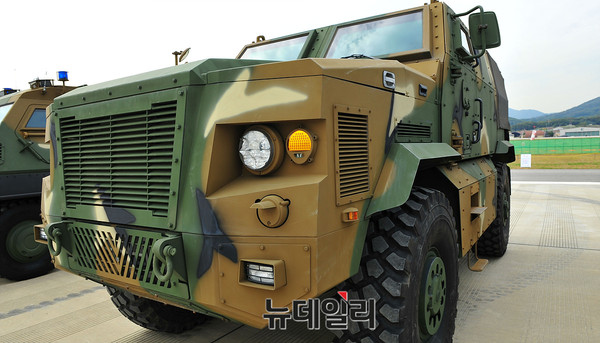 ▲ 국제 항공 우주 및 방위산업 전시회(ADEX2017)에서 야외 전시중인 MRAP(지뢰방호차량) ⓒ뉴데일리 오세진 기자