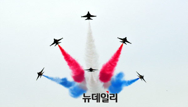 ▲ ADEX 개막 리허설 펼치는 '블랙이글'  ⓒ뉴데일리 오세진 기자