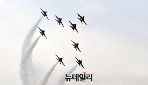 ▲ ADEX 개막 리허설 펼치는 '블랙이글'  ⓒ뉴데일리 오세진 기자