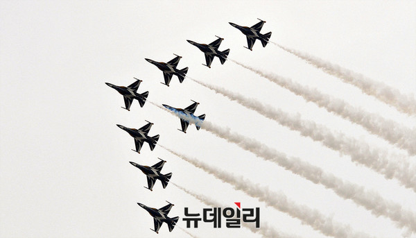 ▲ ADEX 개막 리허설 펼치는 '블랙이글'  ⓒ뉴데일리 오세진 기자