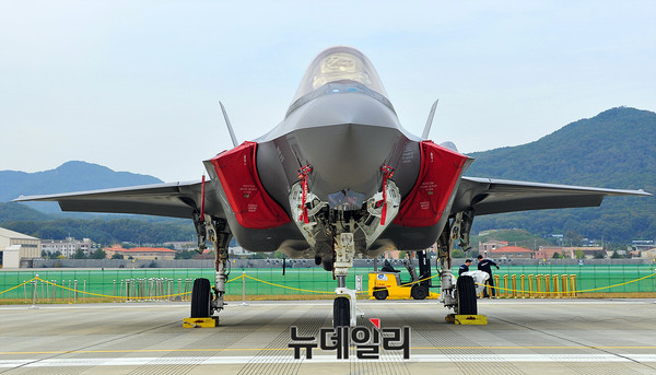 ▲ 국제 항공 우주 및 방위산업 전시회(ADEX2017)에서 공개된 미군  F-35A 최신 스텔스 전투기 ⓒ뉴데일리 오세진 기자