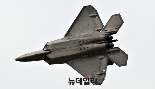 ▲ 국제 항공 우주 및 방위산업 전시회(ADEX2017)에서 시범비행을 하는 미군 F-22 랩터 전투기 ⓒ뉴데일리 오세진 기자