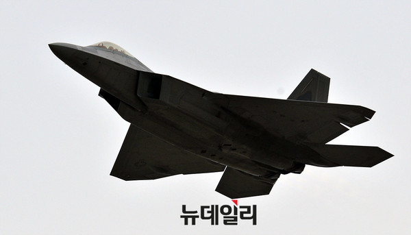 ▲ 국제 항공 우주 및 방위산업 전시회(ADEX2017)에서 시범비행을 하는 미군 F-22 랩터 전투기 ⓒ뉴데일리 오세진 기자