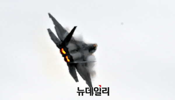 ▲ 국제 항공 우주 및 방위산업 전시회(ADEX2017)에서 시범비행을 하는 미군 F-22 랩터 전투기 ⓒ뉴데일리 오세진 기자
