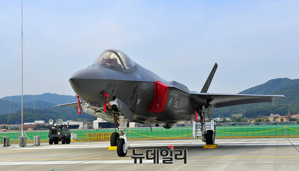 ▲ 국제 항공 우주 및 방위산업 전시회(ADEX2017)에서 공개된 미군  F-35A 최신 스텔스 전투기 ⓒ뉴데일리 오세진 기자