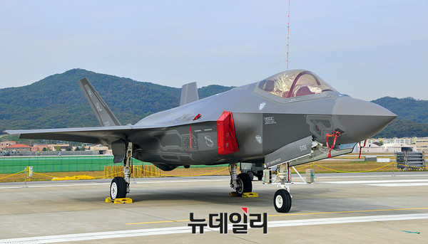 ▲ 국제 항공 우주 및 방위산업 전시회(ADEX2017)에서 공개된 미군  F-35A 최신 스텔스 전투기 ⓒ뉴데일리 오세진 기자