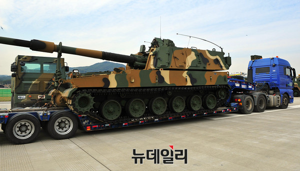 ▲ 국제 항공 우주 및 방위산업 전시회(ADEX2017)에서 야외 전시를 위해 이동중인 한화 테크윈 K-9 자주포  ⓒ뉴데일리 오세진 기자