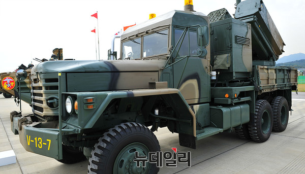 ▲ 국제 항공 우주 및 방위산업 전시회(ADEX2017)에서 야외 전시중인 LIG 넥스원 비궁 발사차량 ⓒ뉴데일리 오세진 기자