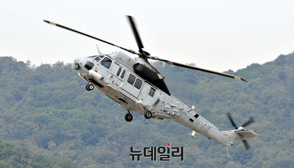 ▲ 국제 항공 우주 및 방위산업 전시회(ADEX2017)에서 시범비행을 하는 KAI 해병대 상륙기동헬기 ⓒ뉴데일리 오세진 기자