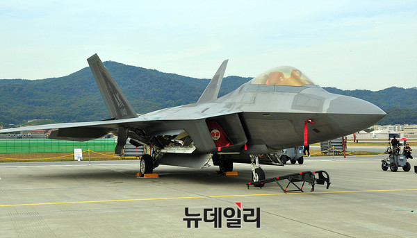 ▲ AEDX 2017에서 일반 공개중인 미군 F-35A 스텔스 전투기 ⓒ오세진 기자