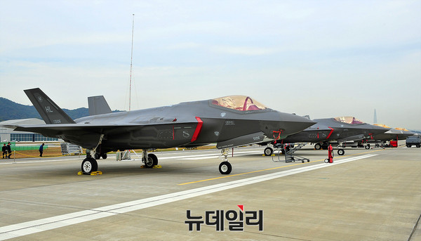 ▲ AEDX 2017에서 일반 공개중인 미군 F-35A 스텔스 전투기 ⓒ오세진 기자