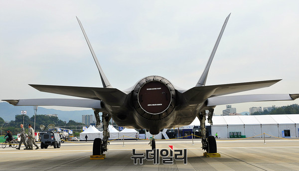 ▲ AEDX 2017에서 일반 공개중인 미군 F-35A 스텔스 전투기 ⓒ오세진 기자