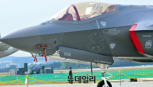 ▲ AEDX 2017에서 일반 공개중인 미군 F-35A 스텔스 전투기 ⓒ오세진 기자