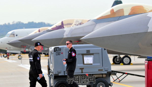▲ AEDX 2017에서 일반 공개중인 미군 F-35A 스텔스 전투기 ⓒ오세진 기자