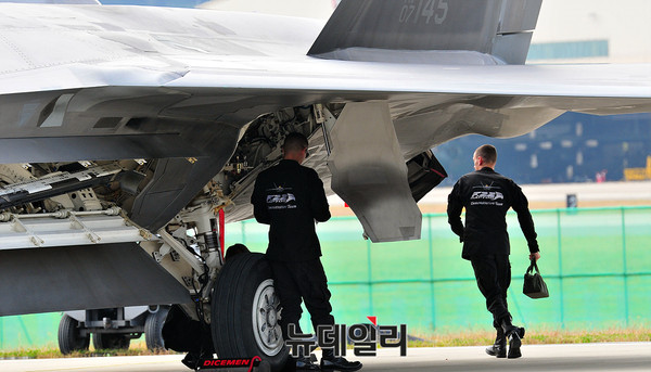 국제 항공 우주 및 방위산업 전시회(ADEX2017)에서 시범비행 후 점검을 하는 미군 F-22 랩터 전투기와 정비사들 ⓒ뉴데일리 오세진 기자