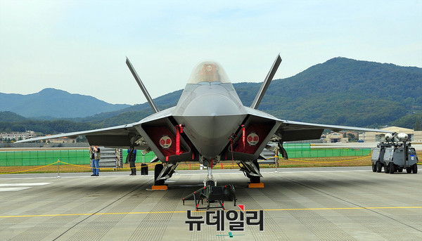 ▲ 국제 항공 우주 및 방위산업 전시회(ADEX2017)에서 시범비행 후 점검을 하는 미군 F-22 랩터 전투기와 정비사들 ⓒ뉴데일리 오세진 기자