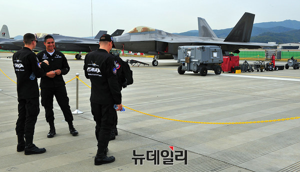 ▲ 국제 항공 우주 및 방위산업 전시회(ADEX2017)에서 시범비행 후 점검을 하는 미군 F-22 랩터 전투기와 정비사들 ⓒ뉴데일리 오세진 기자